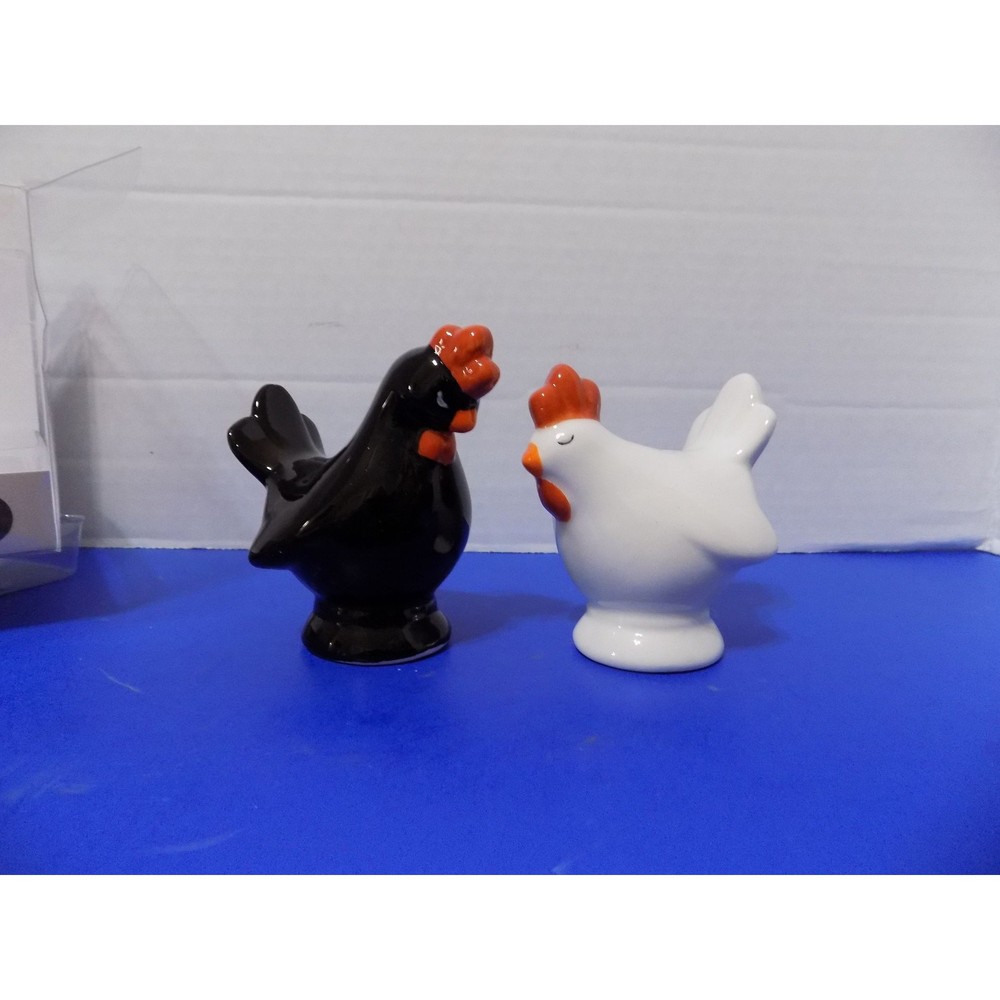 NEW Willow Reed Rooster Chickens Hens Salt and Pepper Shakers Country Home Farm